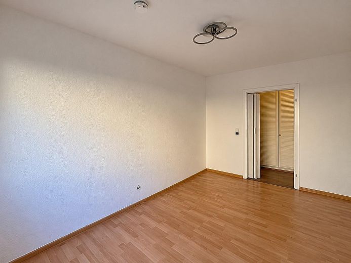 Ffm-Sachsenhausen: seltene Gelegenheit! 3 ZKB im EG, 93m² mit großer Terrasse + 75m² Grünfläche! – Schlafzimmer
