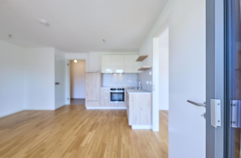 Neubau: Helle und ruhige Zwei-Zimmer-Wohnung mit luxuriöser Innenausstattung mit Balkon und EBK – Küche 7