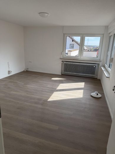 renoviertes Haus 4 Zimmer Küche Bad mit Hof und Garage Worms Abenheim – Wohnzimmer