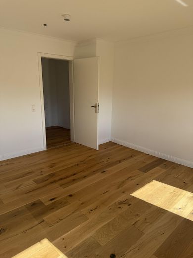 Classico e bello. Appartamento di 2 locali lussuosamente ristrutturato nel rinomato quartiere occidentale di Stoccarda. – Schlafzimmer