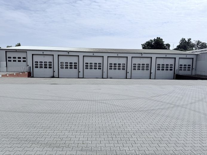 Complesso di capannoni di 2.800 m² | 120.000 € annui | Prezzo d’acquisto 1,12 milioni di € | Area di ampliamento opzionale – Foto 1