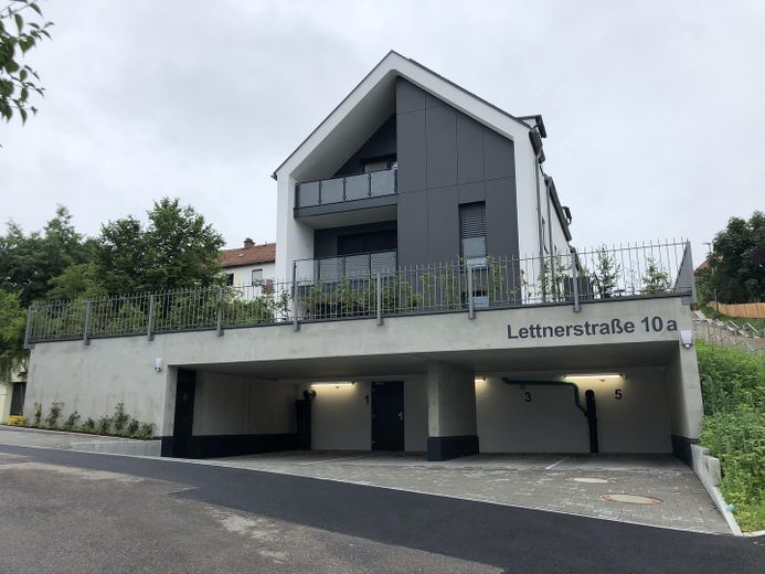 Gebäudeansicht/Carport