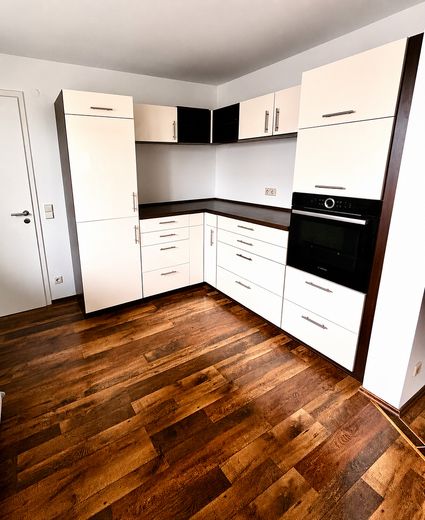 Straordinaria casa d’architetto con finiture di alta qualità, cantina abitabile e giardino esposto a sud da sogno – Küche mit Backofen/Kühlschrank