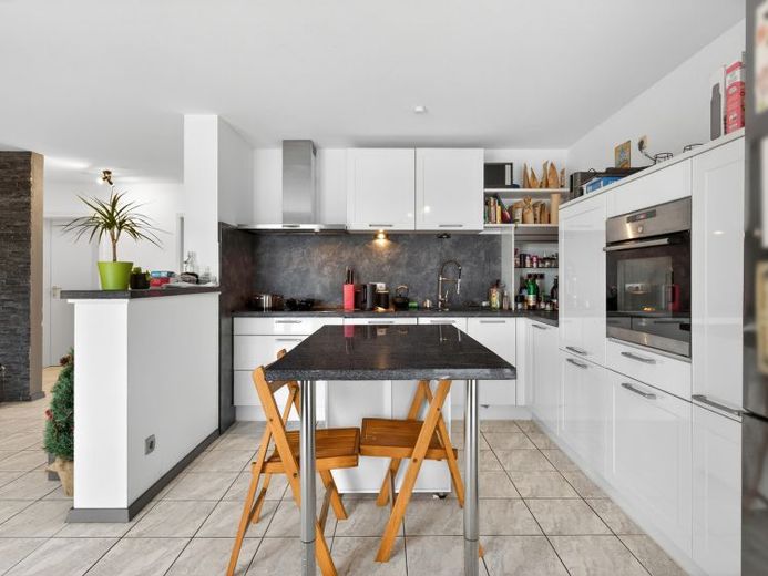 Libera da subito: Appartamento moderno con balcone, cucina componibile e posto auto in garage sotterraneo – Foto 1