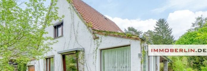 IMMOBERLIN.DE - Sanierungsgelegenheit! Charaktervolles Haus in sehr idyllischer Lage