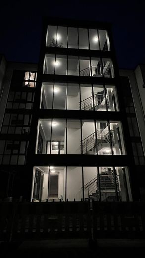 Außenansicht bei Nacht