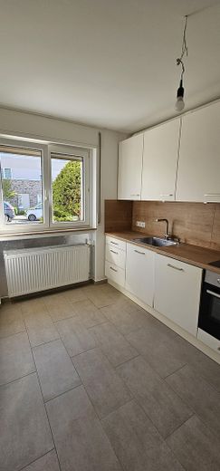 Modern saniertes Reihenhaus mit Garten in Wiesbaden-Südost – Einbauküche