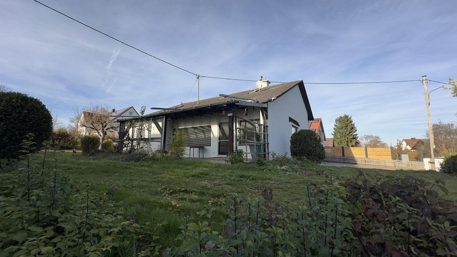 Großzügiges Einfamilienhaus mit traumhaftem Garten zu verkaufen – Außenansicht aus Südost