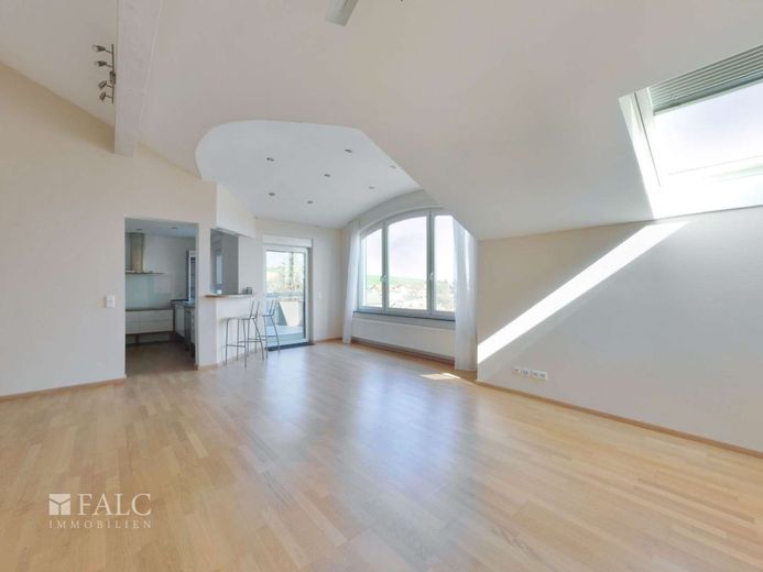 96 m² Wohnkomfort: Helle 4-Zimmer-Wohnung mit Balkon und Extras – Wohnzimmer