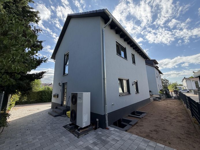 Erstbezug im Neubau – Stilvolle 2-Zimmer-Wohnung mit eigenem Garten und moderner Ausstattung – Hausansicht 3