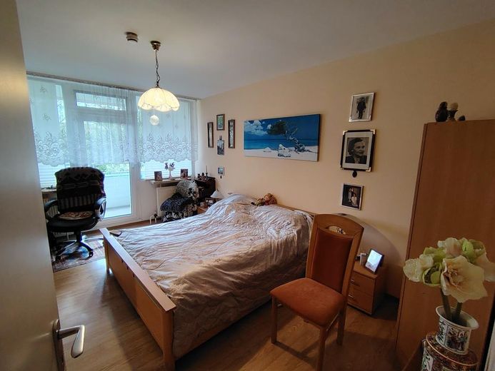 Kapitalanlage: gepflegte 2-Zi-WHG, gut vermietet im 1. OG – Schlafzimmer