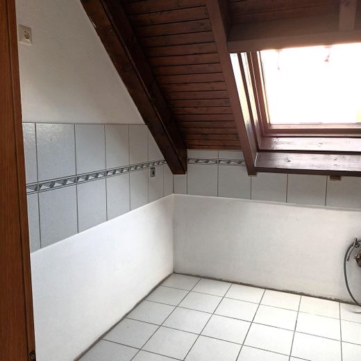 निजी विक्रेता से: Frankenthal-Nord में 2 कमरों का अपार्टमेंट, कार पार्किंग स्थल और लॉजिया सहित – Küche