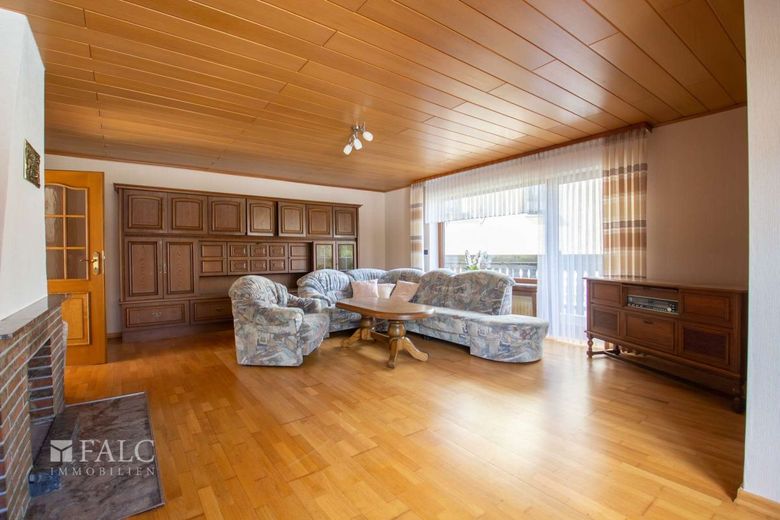 Dużo miejsca na Twoje marzenia! Zagroda z domem mieszkalnym, stodołą i garażami – Wohnzimmer