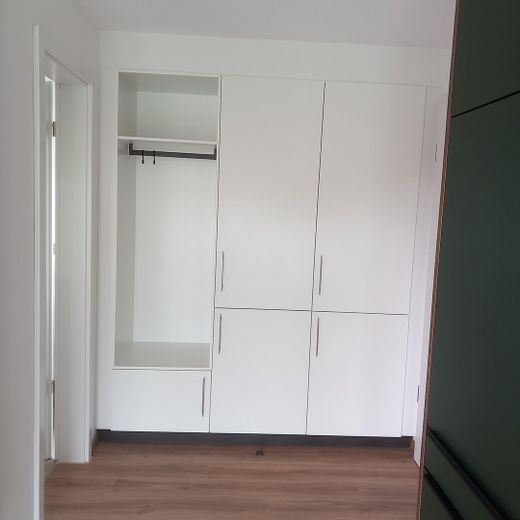 Möbliertes Apartment für Pendler, Fachkräfte, Führungskräfte – Einbauschrank