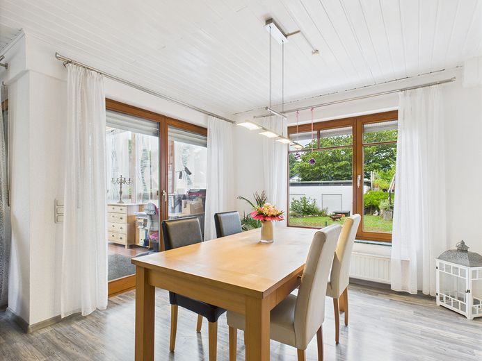 Helle Doppelhaushälfte mit Wintergarten und Einliegerwohnung in familienfreundlicher Lage – Foto 8