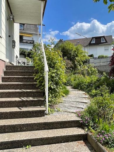 Sanierte Altbauvilla mit 7 Zimmern in Weidenau – Willkommen zur Besichtigung!