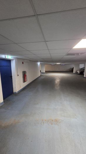 Frisch renoviert: Großzügige 140 m² Etagenwohnung mit Süd-Balkon, Parkett, Duschbad & TG-Stellplatz – Tiefgarage
