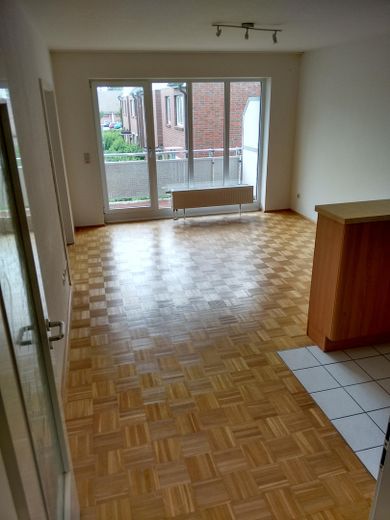 Vermietete 2-Zimmer-Wohnung mit Südbalkon & TG-Stellplatz in Top-Lage (Bj. 2001) – Wohnzimmer