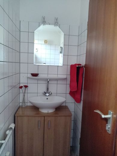 Zentral gelegene, gepflegte 3,5-Zimmer-Wohnung mit EBK in Karlsruhe – Gäste-WC