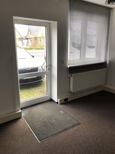 Lager/ Produktionshalle ( mit Büro ) – Büro Eingang