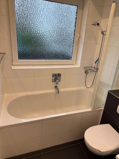 Badewanne mit Duschabtrennung