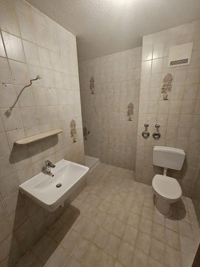 Licht 1-kamerappartement op de begane grond met balkon, mogelijkheden voor een inbouwkeuken & berging – Dornheimer Ring 81 – Badezimmer