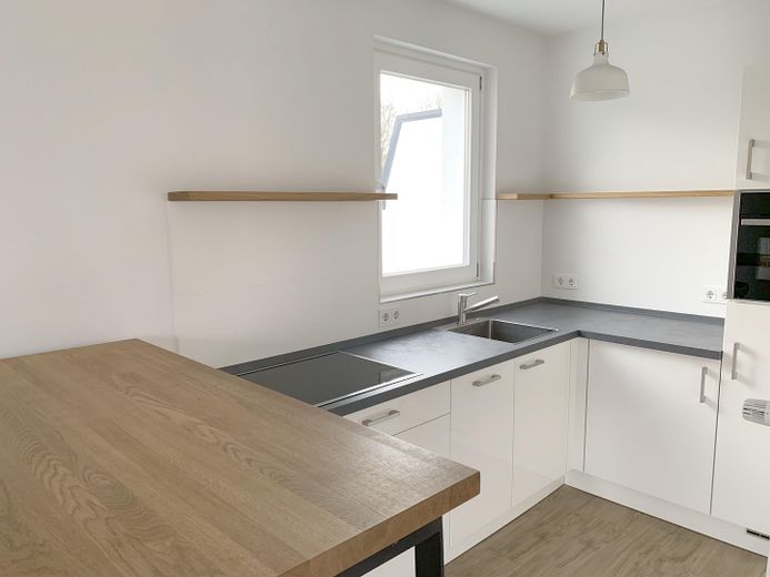 Einbauküche mit Eichenregalen