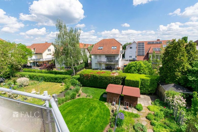 Wohnen auf zwei Ebenen - 3 Zimmer-Dachgeschosswohnung mit Loggia und TG-Stellplatz – Blick vom Balkon