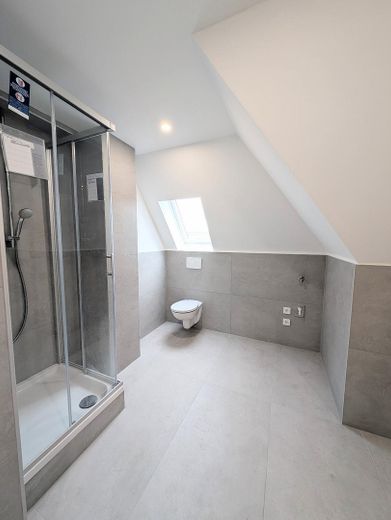 Sanierte Dachgeschosswohnung - Balkon, zum Einzug bereit - OHNE Provision – Bad