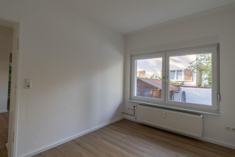 Großzügiges Familienhaus mit Garten in Dreieich Sprendlingen, Grenze Buchschlag – Zimmer im Erdgeschoss