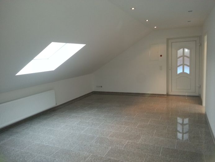 Neuwertige 2 Zimmer Granitboden Echtglasdusche Terrasse Ruhig – Glatt und Pflegeleicht. Granit