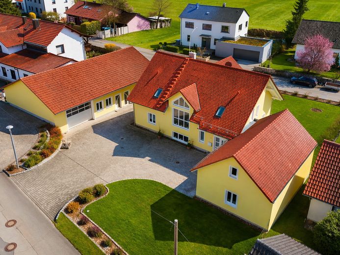 Repräsentatives Einfamilienhaus mit separaten Gewerbegebäude Werkstatt/Lagerhalle – Rückansicht