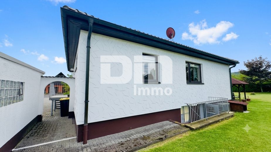 Solider Familien-Bungalow mit großem Potenzial in ruhiger Lage mit Wintergarten und Garage – Rückansicht