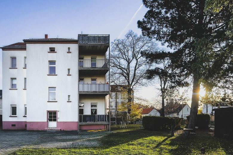 Provisionsfrei - Modernisiertes MFH mit 5-Zimmer-Wohnungen & Bauland extra – Hofseite mit Garten