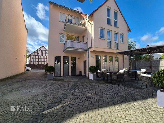 Gewerbe-Doppelpack - vermietete Gewerbeimmobilie mit zwei etablierten Nutzungen – Rückseite mit Gästeterrasse