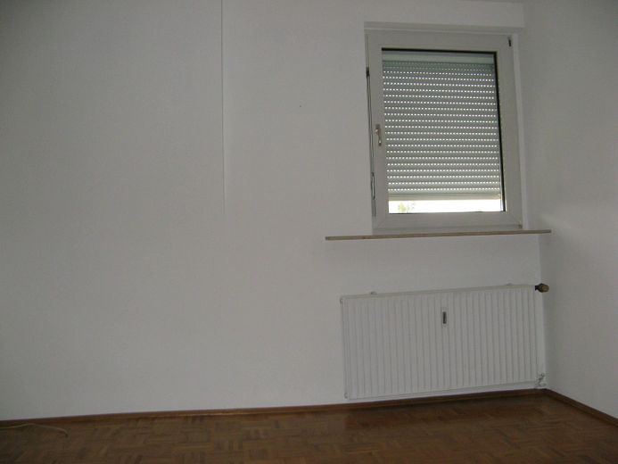 Charmante Altbauwohnung mit Garten im Herzen der Stadt – Wohnzimmer