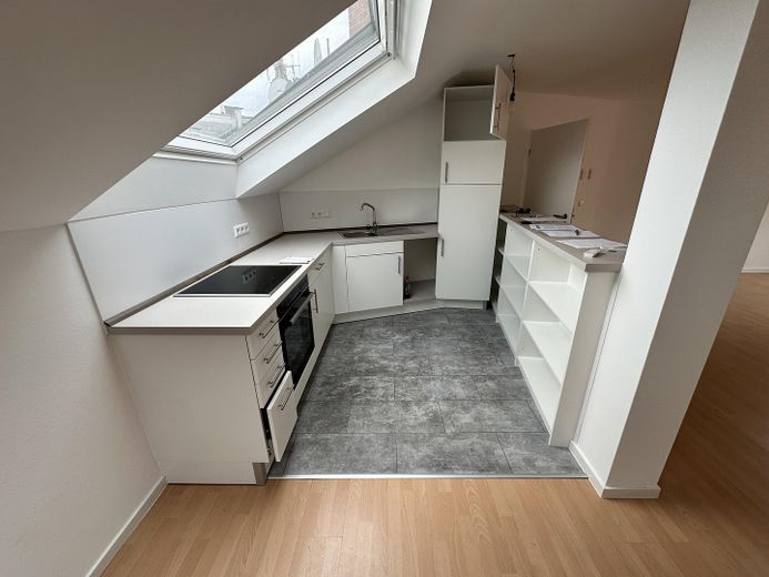 Bright 2-room attic apartment with fitted kitchen in a central location – Küche