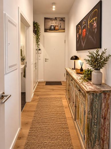 SIN COMISIÓN - Ubicación privilegiada / Moderno apartamento de 2 habitaciones (año de construcción 2018) con terraza, cocina y plaza de garaje subterráneo – Flur