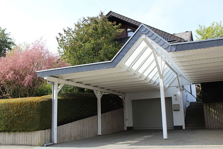 Zweifamilien-Wohnhaus in der Kleinstadt Leun im Lahn-Dill-Kreis. Der Kaufpreis ist verhandelbar. – Carport mit Garagenzufahrt