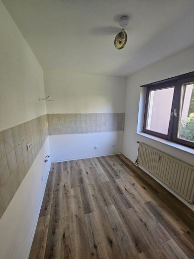Licht 1-kamerappartement op de begane grond met balkon, mogelijkheden voor een inbouwkeuken & berging – Dornheimer Ring 81 – Küche