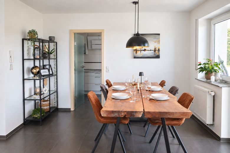 Vivir completamente amueblado con 190 m² de jardín privado y 117 m² de superficie habitable – Wohn- und Essbereich
