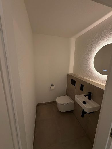 Première occupation après rénovation complète : appartement lumineux de 3,5 pièces avec 2 balcons, cuisine équipée et garage en sous-sol – Gäste-WC