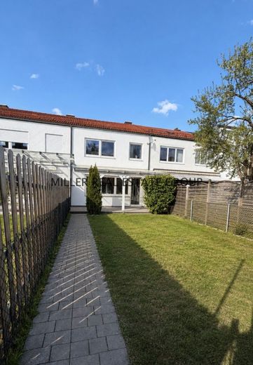 Gepflegtes Reihenmittelhaus in Ingolstadt-Süd mit Südwest-Garten, Terrasse, Keller und Garage! – Außenansicht