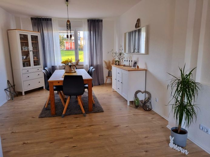 Bellissima casa bifamiliare con ampio giardino, piscina, garage, cucina componibile ecc. – Esszimmer