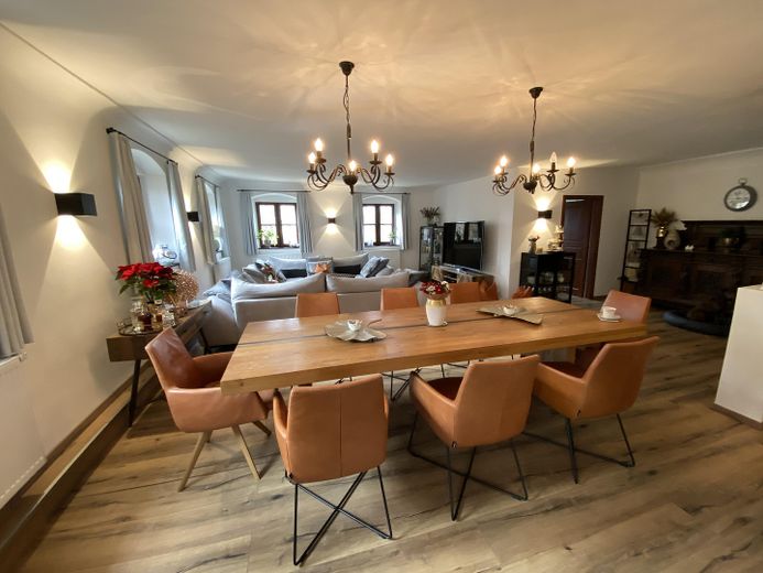 Eşsiz, komisyonsuz! Konut/lifestyle malikanesi, 3 daire, yaklaşık 480m² kullanım alanı, 800m² depo alanı, 7000 m² arsa – Wohnen / Essen OG-Wohnung