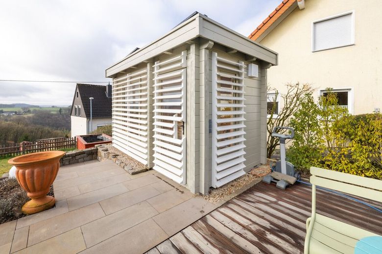 Villa mit Weitblick, Pool, Sauna und Koi-Teich in begehrter Lage von Hochscheid! – Saunahaus