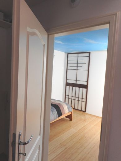 Helle voll möblierte Maisonette-Wohnung auf 2 Ebenen in ruhiger Lage in Hamburg-Eidelstedt – Blick ins Schlaf/Arbeitszimmer