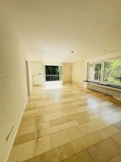 Mehrfamilienhaus in Bergisch Gladbach mit großem Grundstück &amp; Entwicklungspotenzial – Einblicke ins Wohnzimmer DG