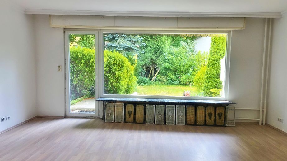 Rarität für Wassersport- und Naturfreunde in Gatow - Wohnen mit direktem Wasserzugang zur Havel – Wohnzimmer / Blick in Garten