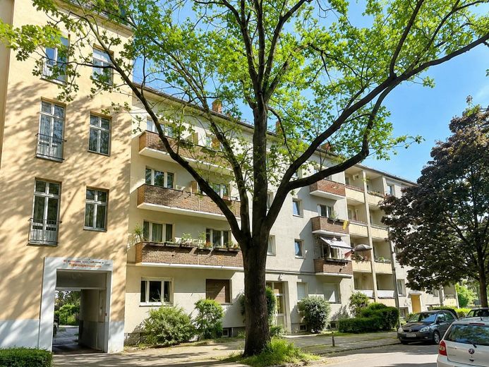 Luminoso apartamento de 3 habitaciones con balcón y vistas al jardín – Hausansicht